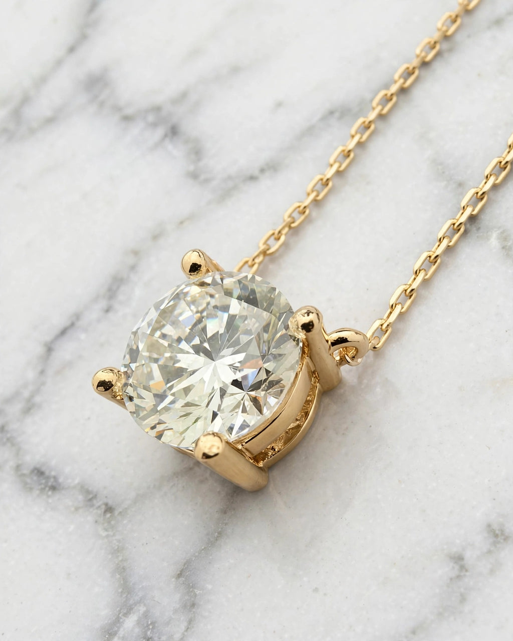 1.5ct pendant closeup yellow gold